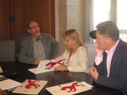 Carrasco (C) durante la firma de los acuerdos