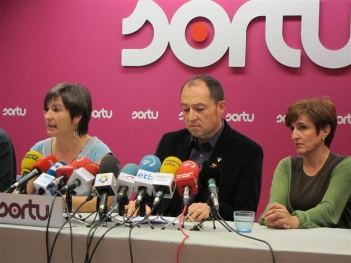 Los portavoces de Sortu, en rueda de prensa en Bilbao