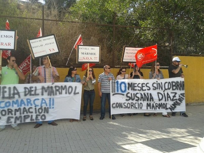 Protesta ante la delegación de Educación