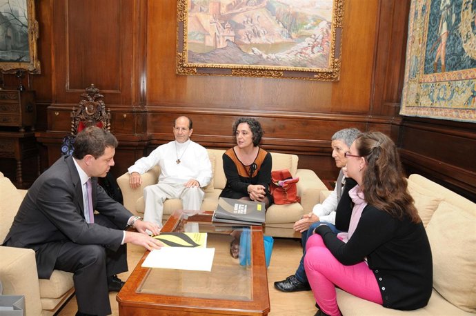 Page y sacerdote Solalinde