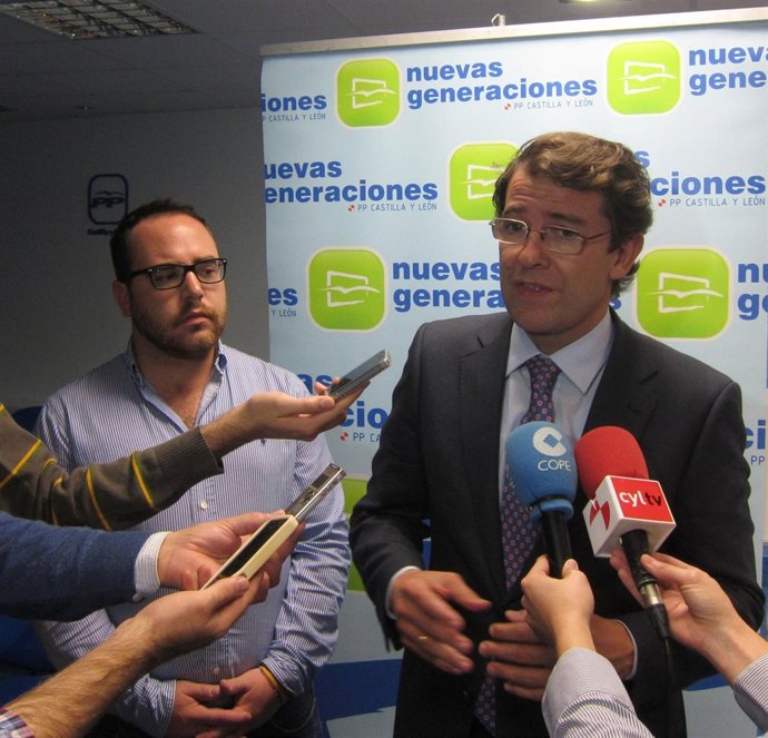 Alfonso Fernández Mañueco, junto al secretario de NN.GG. CyL, Daniel Llanos