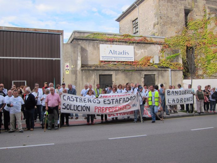 Concentración de afectados por las preferentes frente al Parlamento