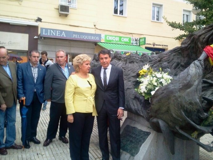 Pedraza y González depositan una corona de flores en homenaje a víctimas de ETA