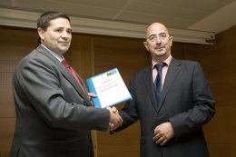 Pascual recibe la acreditación