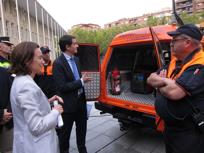 Gamarra y Sáinz comprueban el sistema DMR en un vehículo de Protección Civil