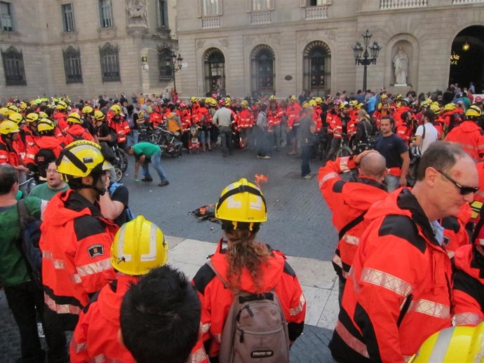 Protesta de bomberos contra el expediente por homenajear a los muertos de Horta