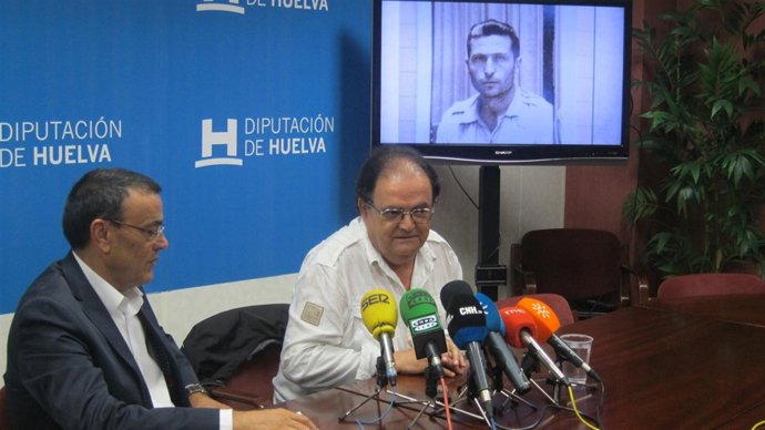 El presidente de la Diputación de Huelva, Ignacio Caraballo, con García Márquez.