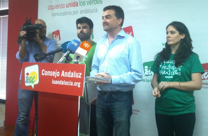 Antonio Maíllo, junto a Marina Segura y Antonio Buitrago, hoy ante los medios