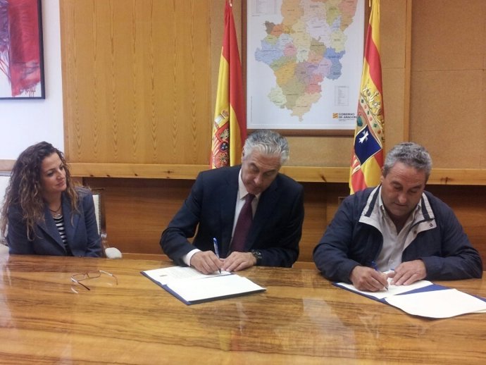 El consejero Suárez firmando el convenio con Villarroya de los Pinares