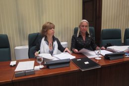 La diputada de CiU Meritxell Borràs y la letrada del Parlament Anna Casas