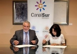 Joaquín Durán y Mercedes de Pablos firmando el acuerdo de colaboración 