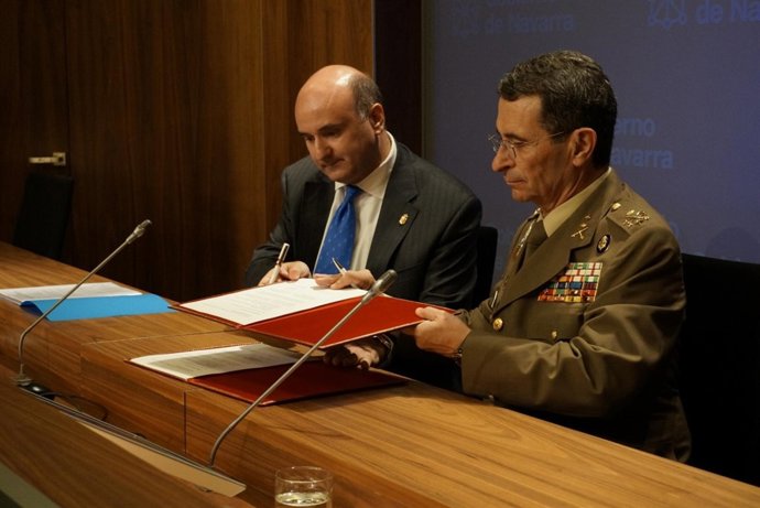 El consejero Javier Morrás y el teniente general jefe César Muro.