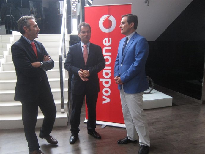 Responsables de Vodafone junto al alcalde de Córdoba (dcha.)