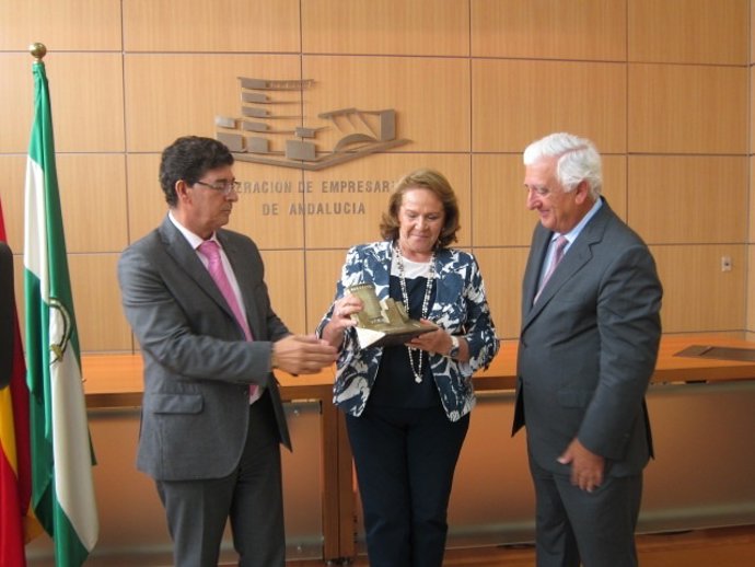 Valderas y Herrero entregan el premio a Concepción Yoldi, de Persán