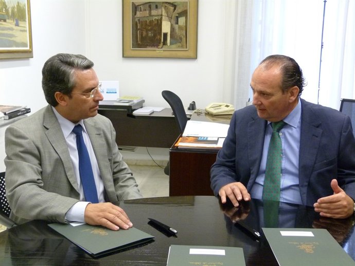 Ernesto Sanjuán y José Vicente Morata en la firma del convenio 