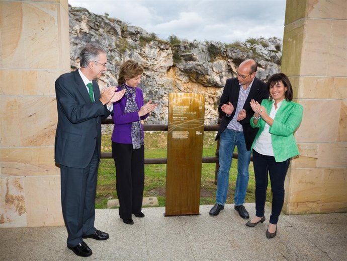 Entrega a las Cuevas de Pozalagua de la placa 'Mejor Rincón 2013'