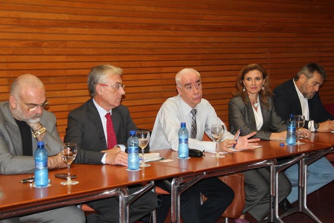 El consejero de Educación, Luciano Alonso, con representantes del sector