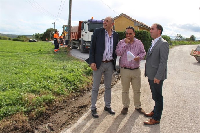 Visita a la reparación del camino junto al cementerio de Barreda