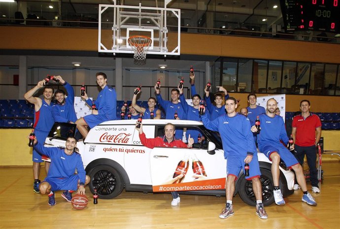 La plantilla del Estudiantes, en un acto publicitario