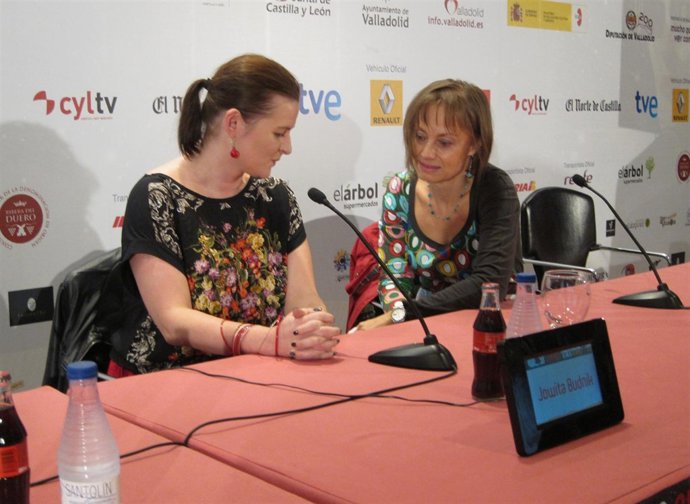 Jowita Budni (izq) escucha a la traductora en la presentación de su pelicula