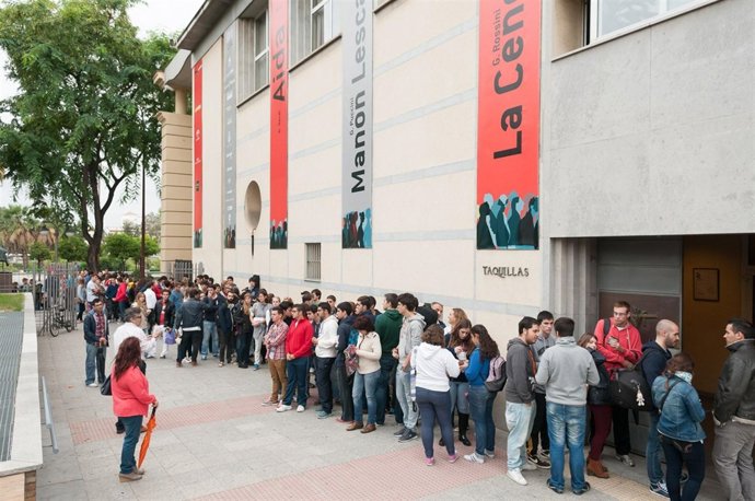 Colas de jóvenes en el Maestranza