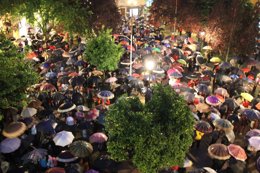 Participantes en la concentración para exigir respuestas ante los terremotos.