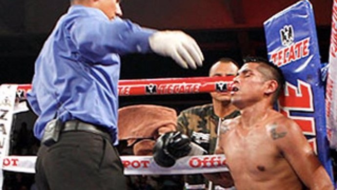 Boxeador Francisco Leal durante el combate