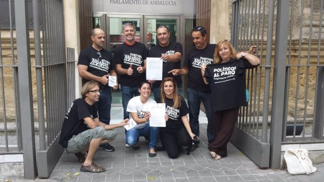 Miembros de Escaños en blanco ante el Parlamento andaluz