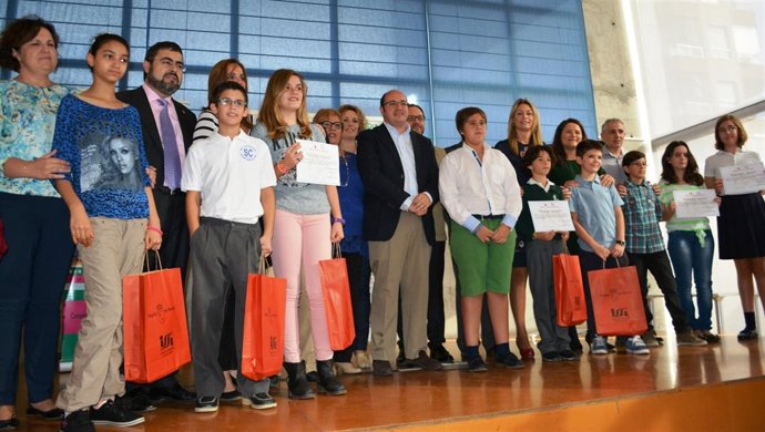 Pedro Antonio Sánchez junto a los premiados del certamen 'Crece en Seguridad'