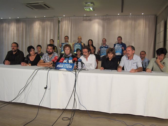 Representantes de EH Bildu, sindicatos y colectivos en la rueda de prensa