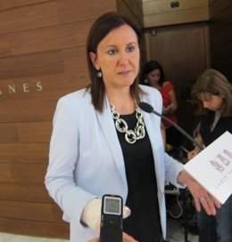 Català atiende a los medios en los pasillos de las Corts