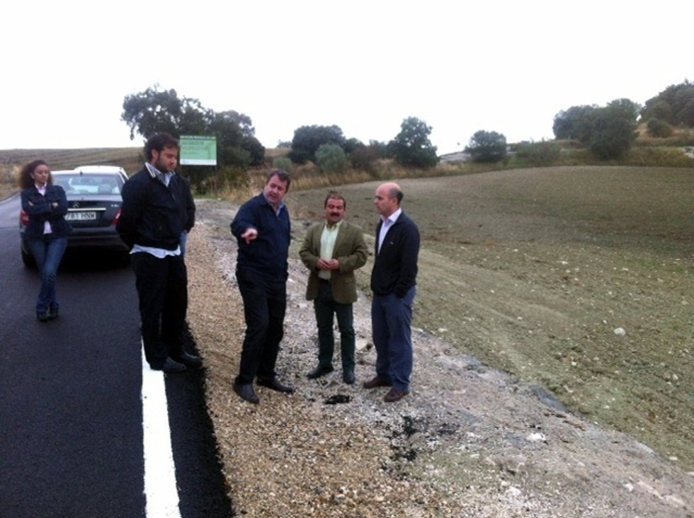 José Castro visita las obras en la JA-3205