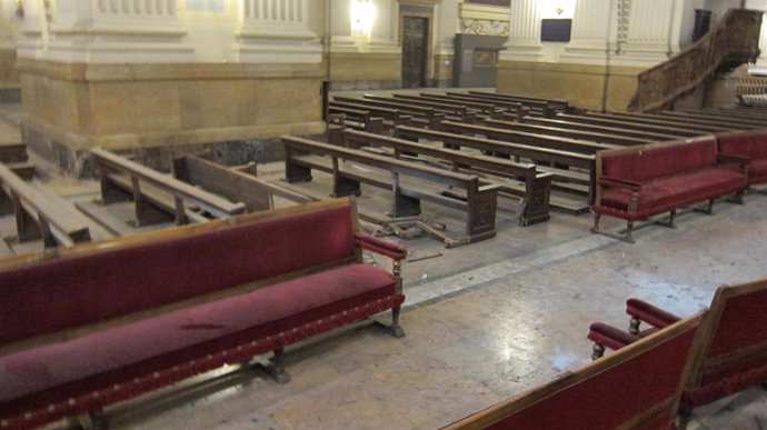 Zona de bancos afectados por la explosión de un artefacto en Basílica del Pilar