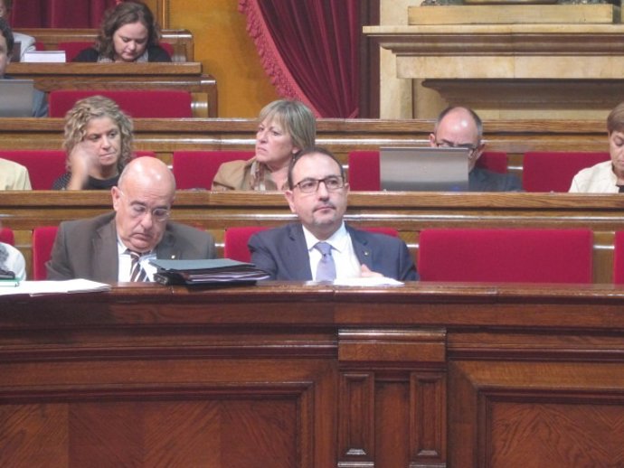Los consellers B.Ruiz y R.Espadaler, en el Parlament