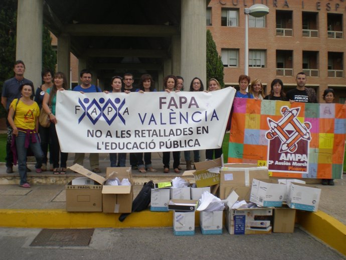 Miembros de Fapa ante la sede de Educación reclamando  las becas
