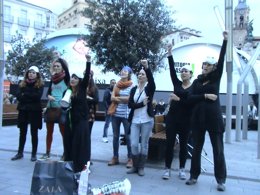 Activistas de ONG reivindican salarios dignos para trabajadores del sector texti