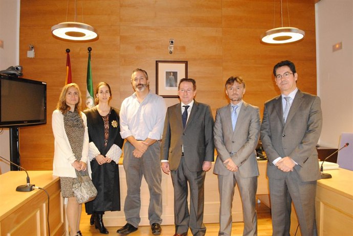 El consejero de Justicia, Emilio De Llera, en juzgados de La Palma del Condado.