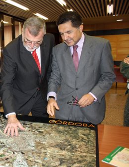 Roldán y Llanes observan un mapa de Córdoba