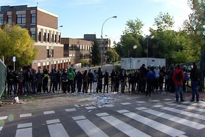 Piquete informativo en el campus de Somosaguas