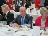 De Guindos pide transparencia a la UE en los test de estrés de 2014 a la banca