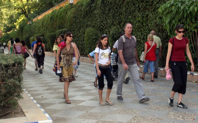 Turistas pasean por el barrio de Santa Cruz.