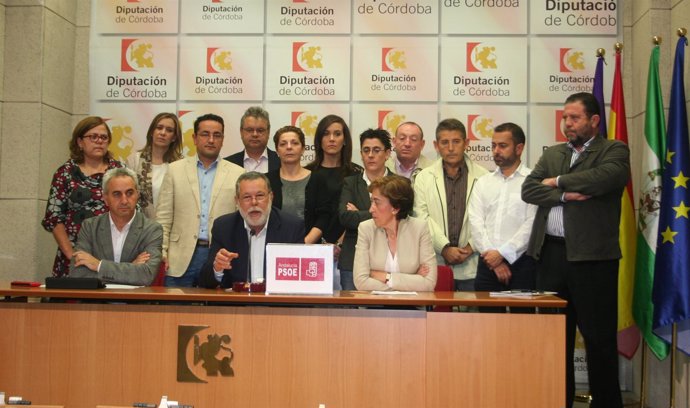 Izquierdo, Blanco y Carmona, sentados delante de alcaldes del PSOE