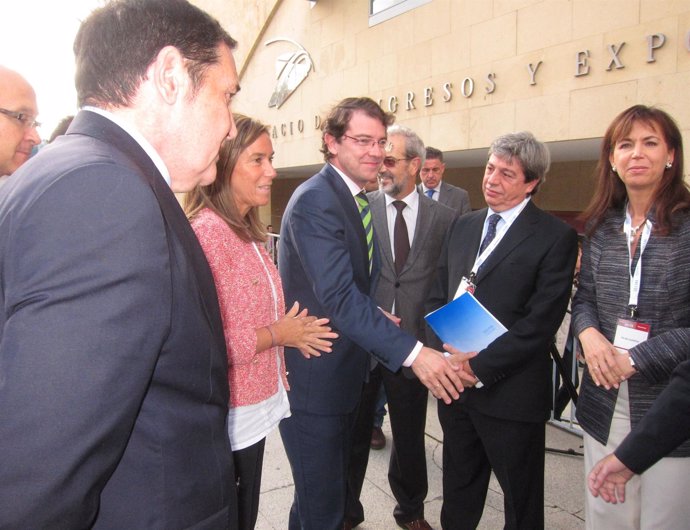 El consejero Sáez Aguado en la llegada de la ministra Ana Mato a Salamanca