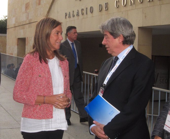 Ana Mato habla con el presidente de SEOM, Juan Jesús Cruz