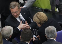 Merkel con un teléfono móvil
