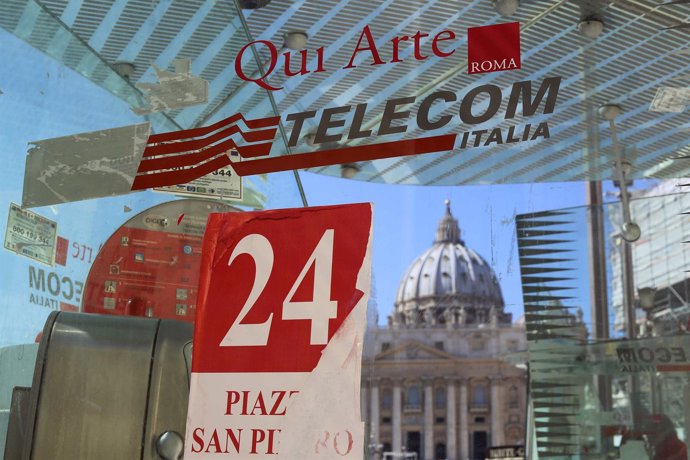 Una cabina telefónica de Telecom Italia frente a la basílica de San Pedro en Rom