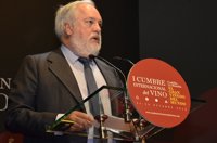 Arias Cañete ve el desequilibrio del mercado y el menor consumo interior como los grandes retos del sector del vino