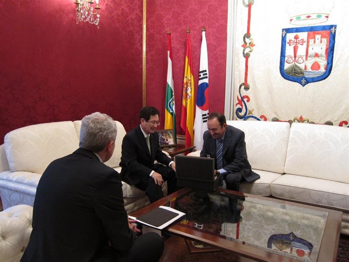 Sanz recibe al embajador coreano del Sur, Oh Dae-Shung