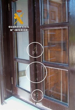 Detalle del forzamiento de la ventana.