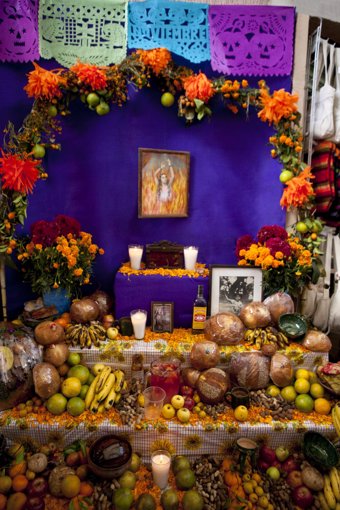 Altar con ofrendas